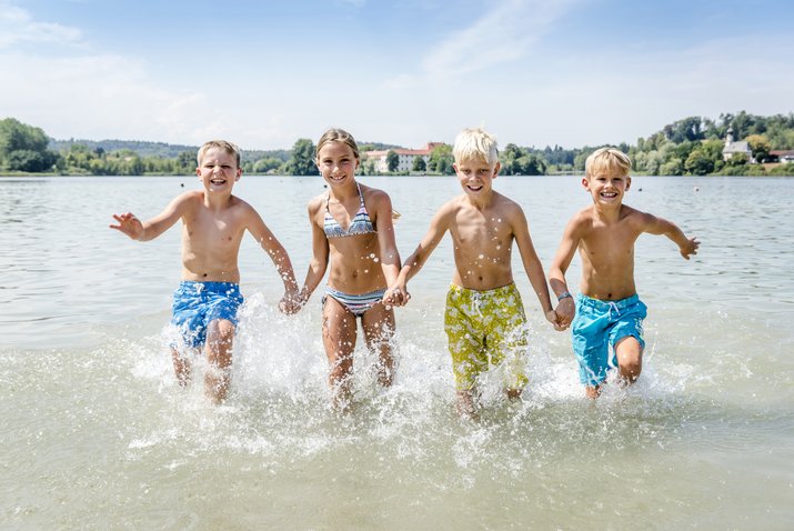 Badespaß für Kinder im Sommerurlaub Bayern