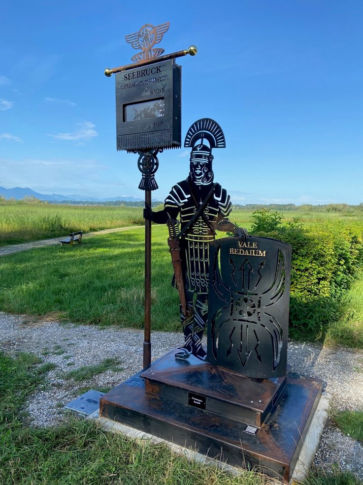 Die Römerstatue zählt alle vorbeifahrenden Radfahrer